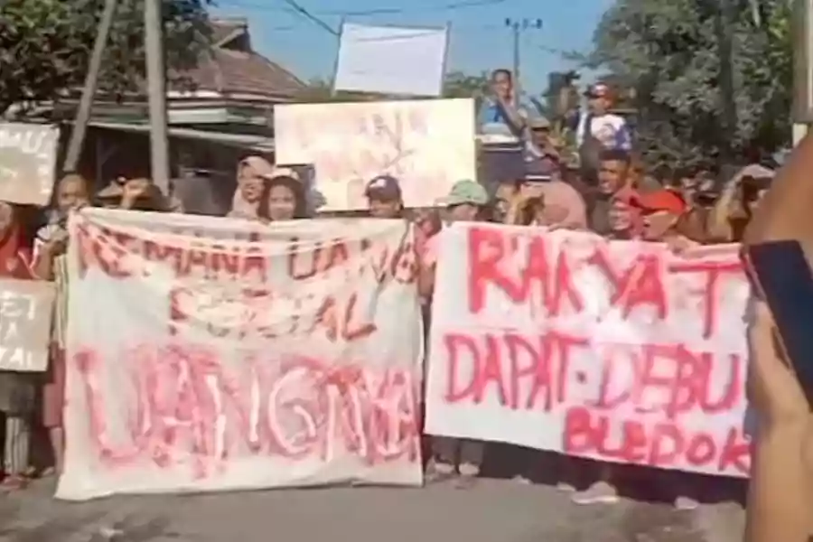 Warga tutup jalan rusak sebagai protes kepada pemerintah desa