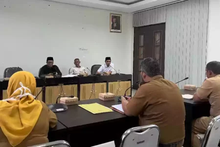 Rapat pembahasan proyek pembangunan pemerintah daerah pada APBD 2024 di ruang komisi I DPRD Tuban. [foto: Diah Ayu/beritajatim.com]