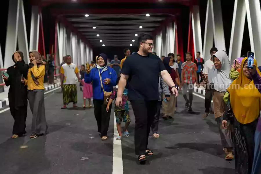 Bupati Kediri Hanindhito Himawan Pramana langsung mengecek kondisi jembatan Jongbiru.