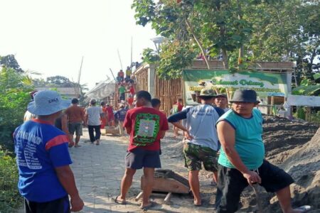PSHT Cabang Kota Blitar Kerja Bakti Bangun Madrasah Diniyah Warga PSHT Cabang Kota Blitar bantu pembangunan Madrasah Diniyah Al Ikhlas, Selasa (30/7/2024). (foto : Winanto/beritajatim.com)