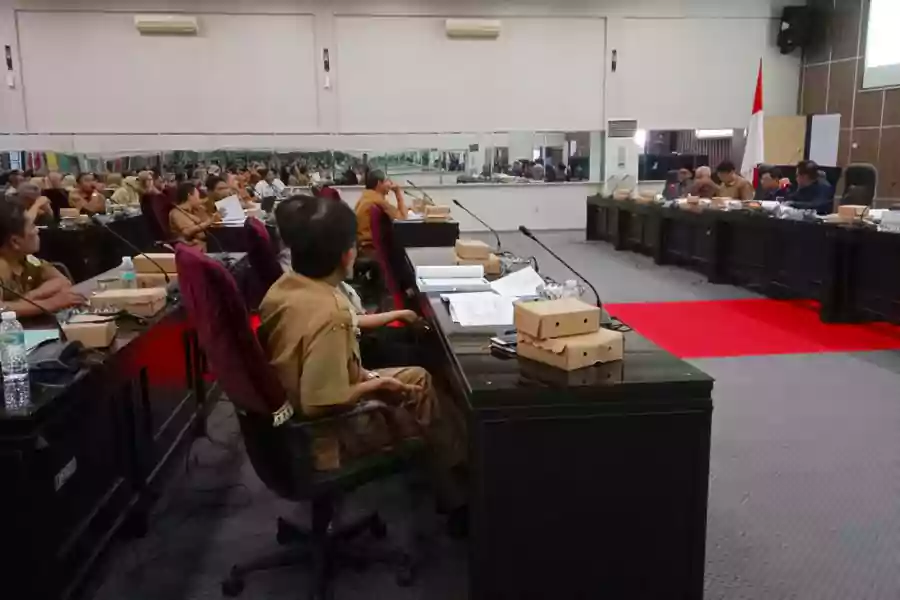 Suasana raker pansus membahas Raperda tentang RPJPD Bondowoso 2025-2045 di gedung DPRD Bondowoso, Senin (15/7/2024). (Deni Ahmad Wijaya/BeritaJatim.com)