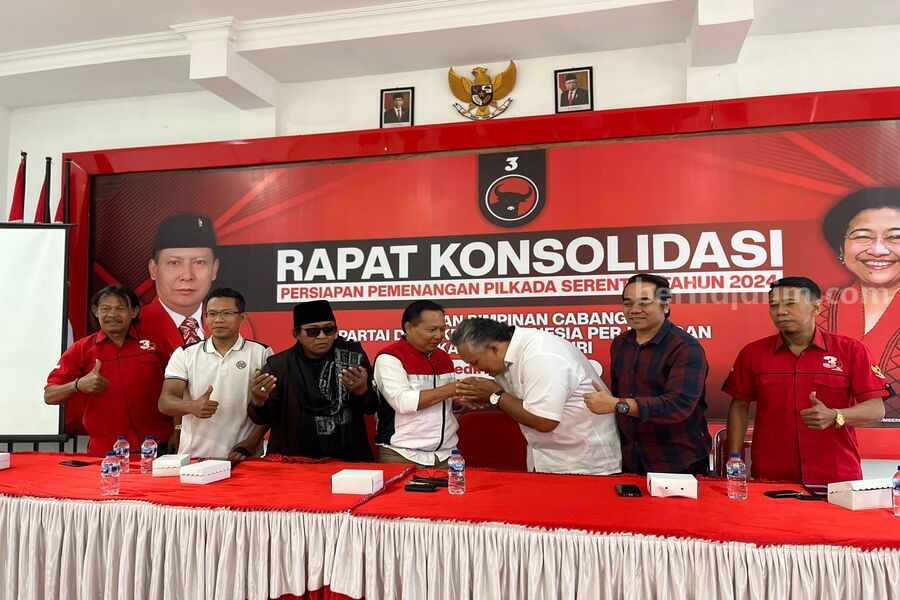Ingin Jadi Wakil Mas Dhito, Dokter Ari Road Show ke Parpol di Kediri. Kali ini giliran PDIP yang dikunjungi.