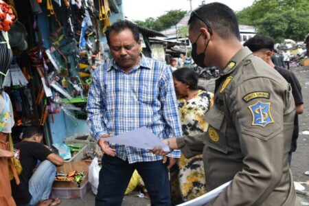 Satpol PP Surabaya Tertibkan Lapak PKL di Bahu Jalan Pasar Loak Dupak Penertiban PKL Pasar Loak Surabaya (dok. Satpol PP)