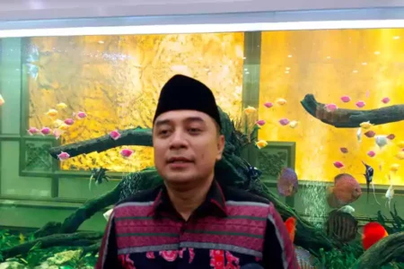 Dapat Surat Tugas PSI Maju Pilwali 2024, Eri Belum Mau Bicara Wakil Eri Cahyadi (Foto: Rama Indra/Beritajatim.com)