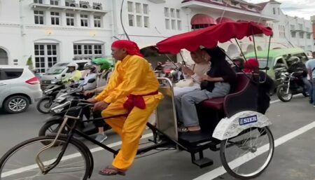 Segini Tarif Naik Jeep dan Kendaraan Unik Lain di Kota Lama Surabaya Segini Tarif Naik Jeep dan Kendaraan Unik Lain di Kota Lama Surabaya