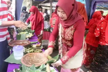 Festival Rujak Otek Sumberwuluh Menjadi Daya Tarik Wisata di Lumajang Proses pembuatan rujak otek.