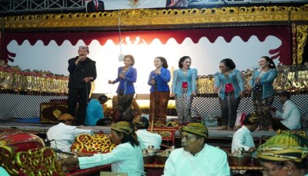Bupati Lamongan Yuhronur Efendi, saat menghadiri peringatan hari ulang tahun (HUT) ke-46 Paguyuban Penghayat Kapribaden Kabupaten Lamongan, di Dusun Dampit, Desa Sumberjo, Kecamatan Lamongan, Minggu (28/7/2024).