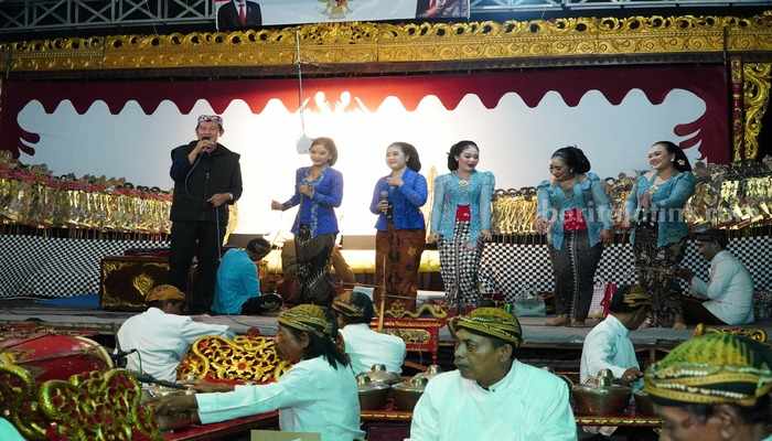 Bupati Lamongan Yuhronur Efendi, saat menghadiri peringatan hari ulang tahun (HUT) ke-46 Paguyuban Penghayat Kapribaden Kabupaten Lamongan, di Dusun Dampit, Desa Sumberjo, Kecamatan Lamongan, Minggu (28/7/2024).