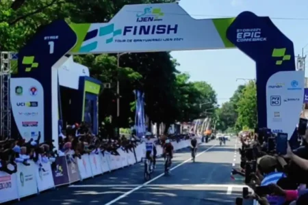 Pemenang Etape Pertama Tour de Banyuwangi Ijen Borong Jersey foto beritajatim