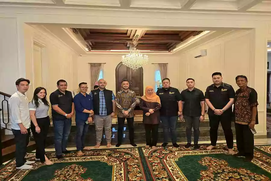 Giring Pembina Kawan Militan (KAMI) Gibran bersama Bacagub Jatim Khofifah Indar Parawansa.