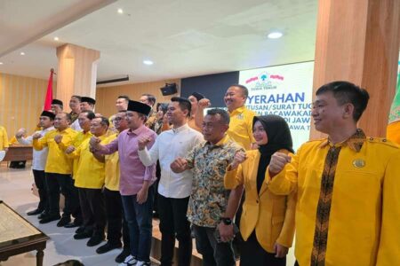 Golkar Jatim Serahkan Surat Tugas ke Bacakada di 13 Daerah, Siapa Saja?