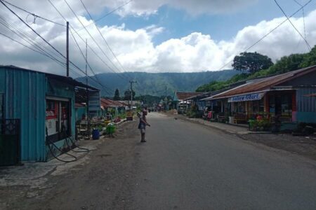 Ribuan penduduk di Kecamatan Ijen, Kabupaten Bondowoso tinggal dikelilingi Kaldera Ijen Purba, mirip Wajan Raksasa. (Deni Ahmad Wijaya/BeritaJatim.com)
