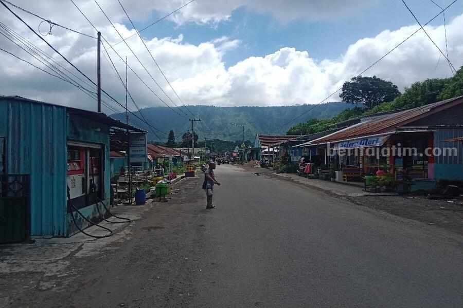 Ribuan penduduk di Kecamatan Ijen, Kabupaten Bondowoso tinggal dikelilingi Kaldera Ijen Purba, mirip Wajan Raksasa. (Deni Ahmad Wijaya/BeritaJatim.com)