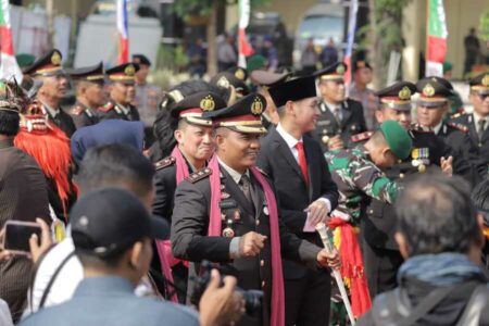 Nyleneh! Diminta Nari Thak Thakan Saat HUT Bhayangkara Tuban, Mas Lindra Malah Tersipu Kapolres Tuban AKBP Suryono ajak menari kesenian Thak-Thakan, Bupati Tuban Aditya Halindra Faridzky alias Mas Lindra tersipu. (Diah Ayu)