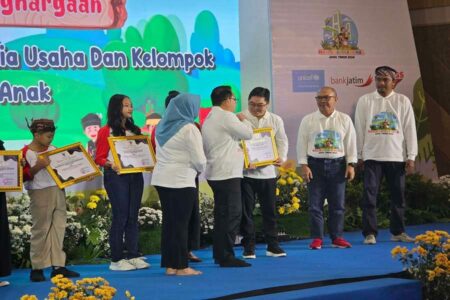 Pj Gubernur Jatim Adhy Karyono saat menyerahkan penghargaan ke perusahan Wings Surya