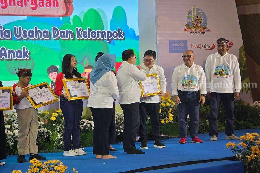Pj Gubernur Jatim Adhy Karyono saat menyerahkan penghargaan ke perusahan Wings Surya