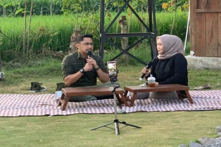 Meski Belum Resmi Kantongi Rekom PDIP, Hengky Kurniawan Mulai Sosialisasi di Blitar Bakal Calon Wali Kota Blitar, Hengky Kurniawan, Minggu (30/06/2024). (Foto : Winanto/beritajatim.com)