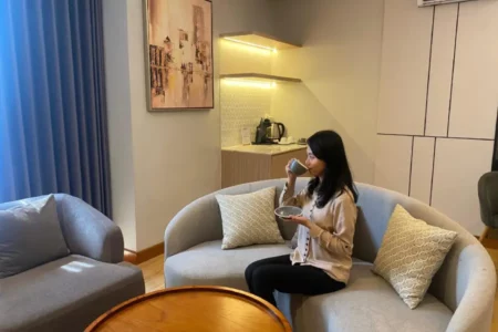 Ilustrasi staycation di hotel Tuban.