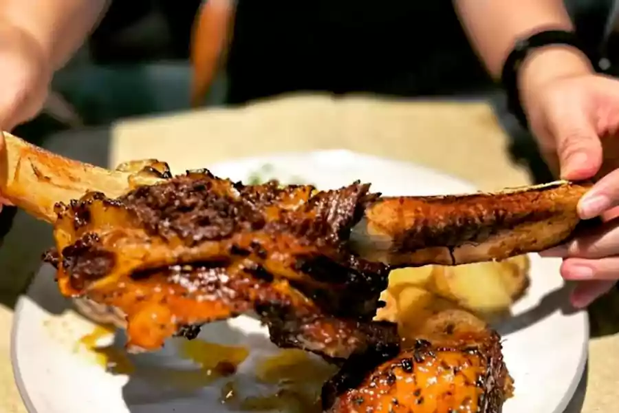 Iga Bakar Dinosaurus, menu iga bakar jumbo yang ada di Surabaya. (Instagram/barbecue78.id)