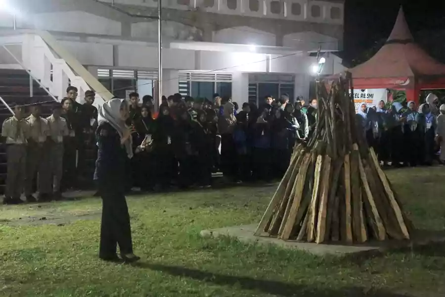 Bupati Mojokerto Ikfina Fahmawati saat menghadiri Jambore Koperasi Generasi Muda Tingkat Siswa SMK Swasta se-Kabupaten Mojokerto di halaman gedung Dewan Koperasi Indonesia Daerah (Dekopinda) Desa Jabon, Kecamatan Mojoanyar, Kabupaten Mojokerto, Jumat (5/7/2023). [Foto: ist]