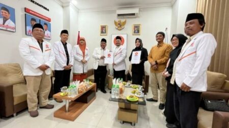 Bakal Calon Bupati Mojokerto dan Wakil Bupati Mojokerto, Ikfina Fahmawati dan Sa'dulloh Syarofi saat menerima surat rekomendasi dari PKS di Kantor DPW PKS Jawa Timur. [Foto ; ist]
