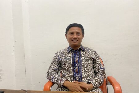 Divisi Perencanaan, Data dan Informasi, Komisi Pemilihan Umum (KPU) Kabupaten Tuban, Ulil Abror Al Mahfud. [foto: Diah Ayu/beritajatim.com]