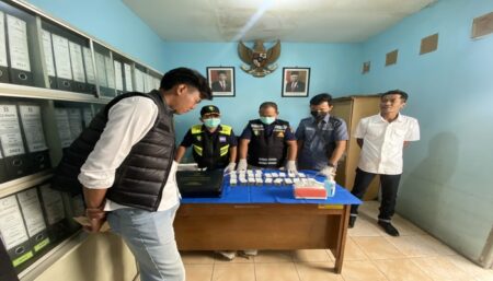 Satresnarkoba Polres Tuban saat melakukan tes urine terhadap driver PT Silof. [foto: Diah Ayu/beritajatim.com]
