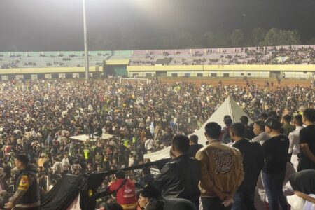 Aksi tawuran saat pembukaan Porkab 2024 dengan turut mengundang Guyon Waton. [foto: Diah Ayu/beritajatim.com]