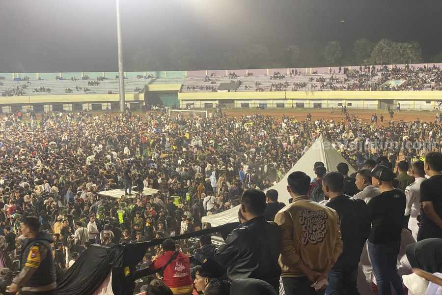 Aksi tawuran saat pembukaan Porkab 2024 dengan turut mengundang Guyon Waton. [foto: Diah Ayu/beritajatim.com]