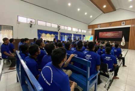 Puluhan Warga Binaan Lapas Tuban Ikuti Sosialisasi Pilkada foto beritajatim