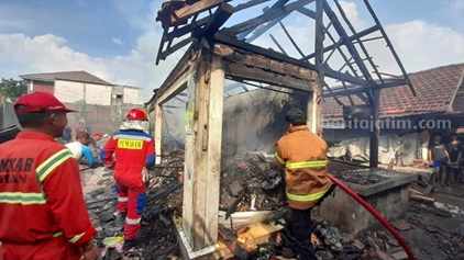 Kios di Pasar Rengel Tuban Hangus Terbakar foto beritajatim