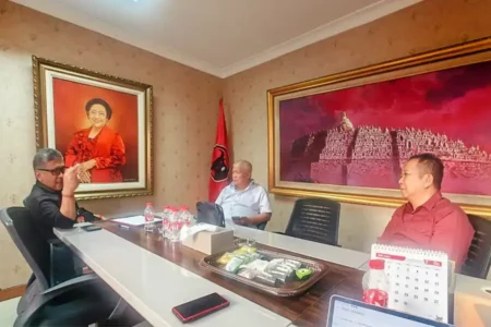 Bertemu Hasto, Bupati Jember Hendy Segera Berbaju Merah Bupati Jember Hendy Siswanto saat bertemu Sekretaris Jenderal PDI Perjuangan Hasto Kristiyanto