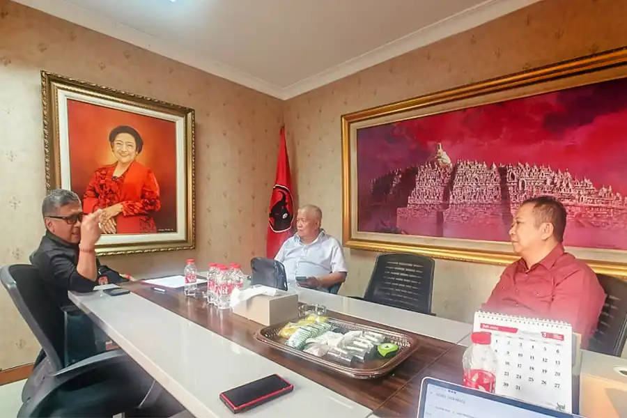 Bupati Jember Hendy Siswanto saat bertemu Sekretaris Jenderal PDI Perjuangan Hasto Kristiyanto
