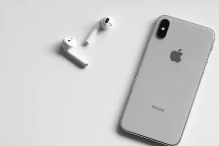 Apple Umumkan 8 Produk yang Masuk Kategori Jadul, Ada iPhone X dan Airpods Gen 1 Ilustrasi iPhone X dan Airpods Gen 1 yang masuk kategori jadul. (Jess Bailey Designs/pexels.com)
