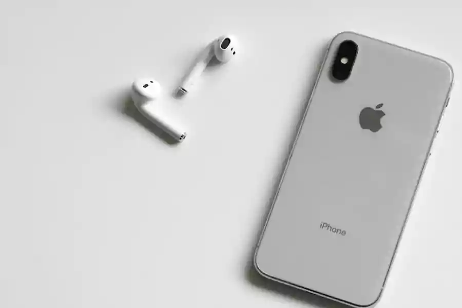Ilustrasi iPhone X dan Airpods Gen 1 yang masuk kategori jadul. (Jess Bailey Designs/pexels.com)