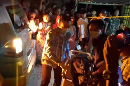 Jasad korban dievakuasi petugas untuk dibawa dibawa ke RSUD dr.Soegiri Lamongan guna dilakukan autopsi, Jumat (19/7/2024).