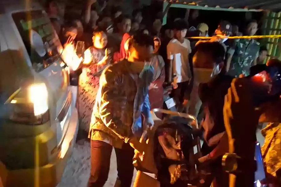 Jasad korban dievakuasi petugas untuk dibawa dibawa ke RSUD dr.Soegiri Lamongan guna dilakukan autopsi, Jumat (19/7/2024).