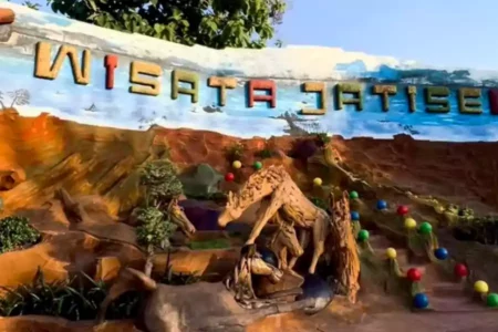 Info lokasi dan harga tiket Wisata Jati Sewu Gresik. (Instagram/@wisatajatisewu.gresik)