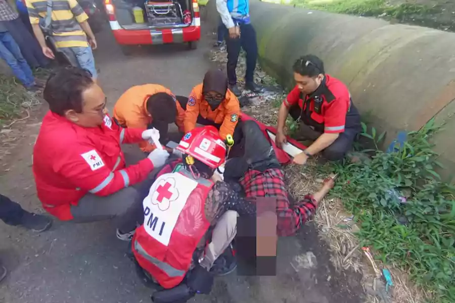 Kejadian Pria Jatuh dari Jembatan Exit Tol Gunungsari (Foto: Beritajatim.com)