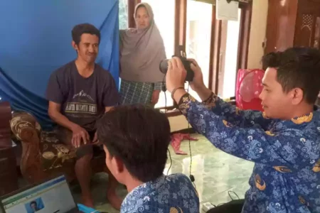 Jemput Bola Ala Dispendukcapil Bondowoso, Malam Hari Pun Datang Dispendukcapil Bondowoso saat perekaman KTP di Desa Kupang, Kecamatan Pakem beberapa waktu lalu. (Foto: Ist)