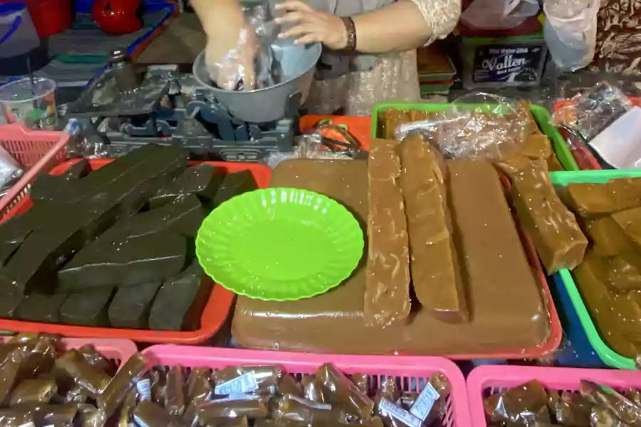 Pedagang jenang gunting di Haul Sunan Bonang Tuban. [foto: Diah Ayu/beritajatim.com]