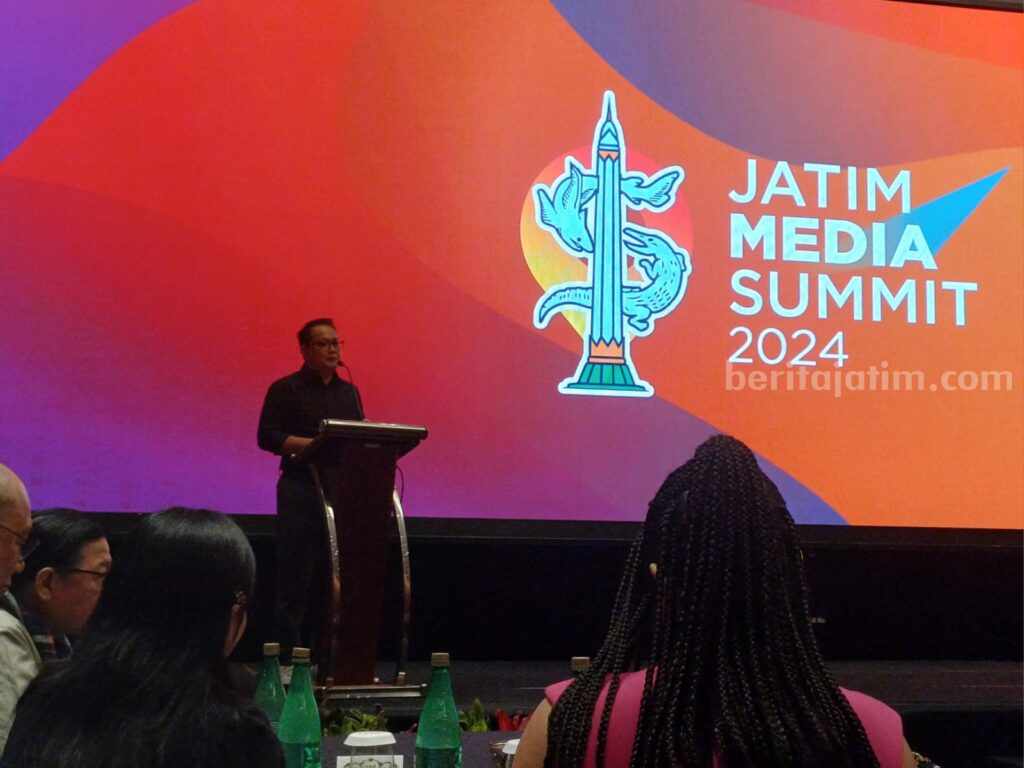 Potret Pj Gubernur Jawa Timur, Adhy Karyono, dalam Jatim Media Summit 2024, di Whiz Luxe Hotel, Surabaya, Kamis (25/7/2024). (Fitri Yuliani/beritajatim.com)