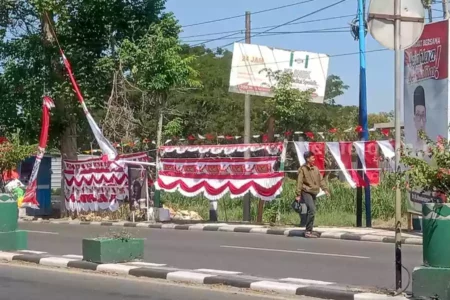 Pedagang Agustusan Mulai Padati Kota Pamekasan, Berjualan Pinggir Jalan Pedagang Agustusan mulai membuka lapak dagangan di Jl Trunojoyo Pamekasan, Selasa (23/7/2024).