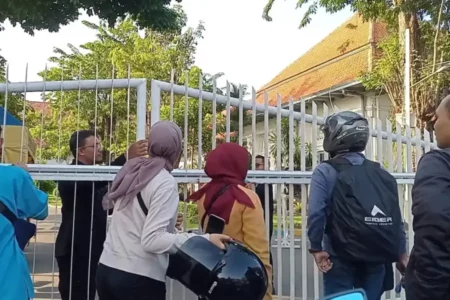 Jurnalis Surabaya Dihalangi saat Meliput Konpers Prof BUS foto beritajatim