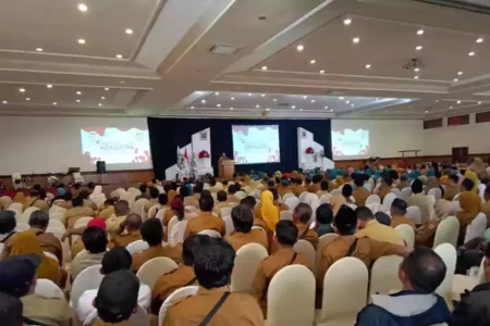 Kades di Bondowoso Syukuri UU Desa 2024, Berbagai Cara supaya Tak Terjerat Hukum Para kepala dan perangkat desa se Bondowoso memperingati satu dasawarsa UU Desa di Ball Room Hotel Ijen View, Senin (29/7/2024). (Deni Ahmad Wijaya/Berita Jatim)
