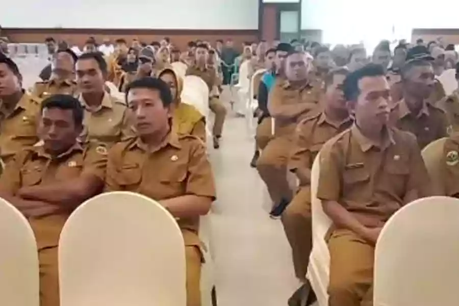 Sejumlah perangkat desa datang di satu dasawarsa di Ball Room Hotel Ijen View, Senin (29/7/2024). (Foto: Deni Ahmad Wijaya/Berita Jatim)
