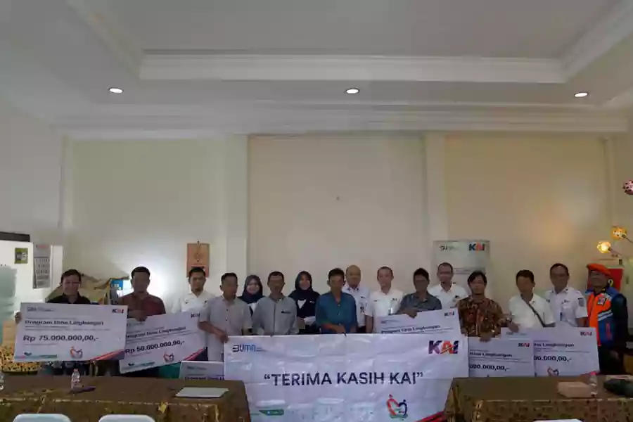Petugas PT KAI Daop 7 Madiun memberikan bantuan Rp.489 Juta di Blitar, Tulungagung hingga Kediri, Kamis (11/07/2024). (foto : Winanto/beritajatim.com)
