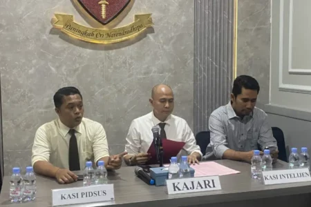 Kajari Tuban (tengah) saat mengungkap 2 tersangka kasus dugaan korupsi APMD. [foto: Diah Ayu/Beritajatim.com]
