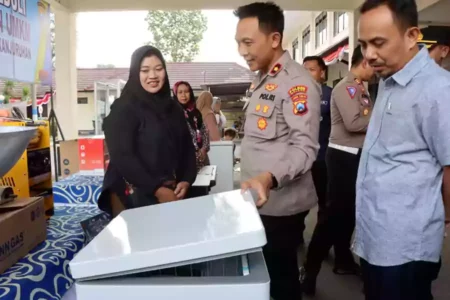 Kapolres Malang memberikan bantuan kepada keluarga korban Kanjuruhan.
