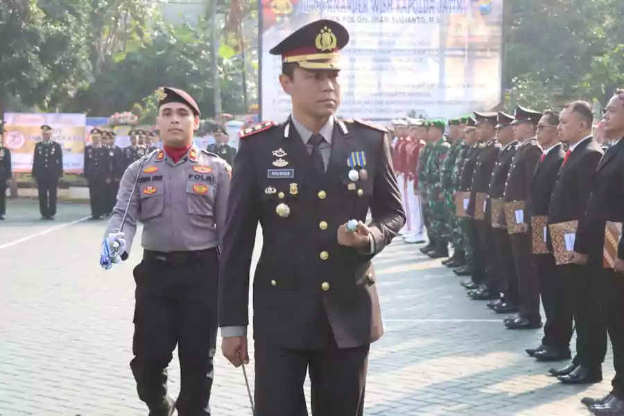 Kapolres Malang, AKBP Putu Kholis Aryana saat menjadi inspektur upacara di halaman Polres Malang.